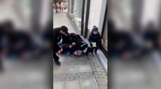 VIDEO: Českí policajti tvrdo spacifikovali muža bez rúška. S plačom sa prizeral trojročný syn