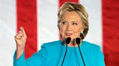 Clintonová hlási návrat: Som pripravená vyjsť z lesa