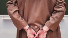 Žiaci udali za protivojnové reči svoju učiteľku. Nahraný rozhovor odovzdali polícii, tá ju zatkla