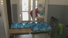 Školské jedálne sa vynašli. Nechceli zatvoriť, a tak vydávajú obedy cez výdajné okná