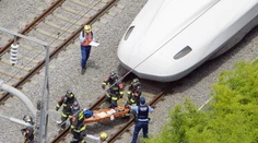 V japonskom rýchlovlaku sa podpálil muž. Dve obete a 20 zranených