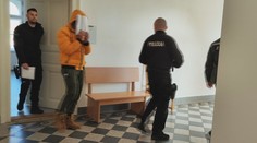 Polícia po viac než dvoch týždňoch chytila muža, ktorý nožom napadol partnerov pred vlastným domom