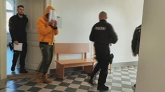 Polícia po viac než dvoch týždňoch chytila muža, ktorý nožom napadol partnerov pred vlastným domom