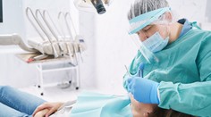 Modelke sľúbil, že jej zadarmo opraví zuby. Namiesto toho ju uniesol a znásilnil