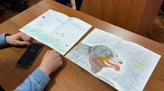Ruské dievča, ktorej protivojnový obrázok spôsobil uväznenie otca, je v opatere matky