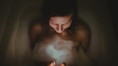 Dievčaťu (†13) spadol do vane mobil, neprežila zásah elektrického prúdu