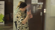VIDEO: Majiteľku spievajúceho domu vzali do väzby. Všetkým nadávala a ukazovala hanlivé gestá
