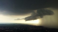 Unikátne fotografie! Príchod včerajšej búrky do Nitry