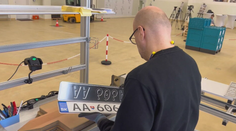 Návrh je z pera študentky a vyrábajú ich chlapi v Banskej Bystrici. Objavujú sa prvé autá s novými ŠPZ