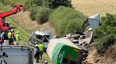 VIDEO: Úsek diaľnice D1 v smere do Bratislavy museli uzavrieť. Kamióny po zrážke vyťahovali z jarku