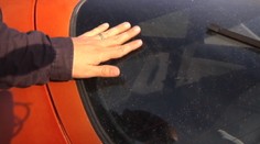 Niekto v Humennom zničil desiatky áut sivými bodkami