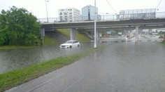 FOTO a VIDEO: V podjazde v Ružinove zatopilo auto. V Rači siahala voda autobusom až po svetlá