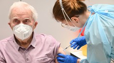 Minister odporúča, aby stav starších pacientov pred očkovaním posudzovali všeobecní lekári. Tým sa to nepáči