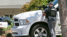 V synagóge strieľal 19-ročný mladík, hlási sa aj podpáleniu mešity