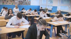 Písomky zo slovenčiny majú za sebou, čakajú ich ďalšie predmety. Mnohí študenti hovoria, že maturity treba zmeniť