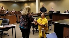 Žiadosť o ruku, aká tu ešte nebola. Odohrala sa v súdnej sieni