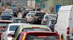 Na Prístavnom moste v Bratislave sa zrazil autobus s dvoma autami