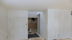 Žena si pred dovolenkou nechala prerobiť byt. Po návrate našla v stene zamurované telo