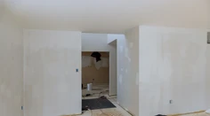 Žena si pred dovolenkou nechala prerobiť byt. Po návrate našla v stene zamurované telo
