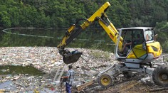 FOTO: Ružín opäť plný odpadkov. Priplavilo ich sem z nelegálnych skládok