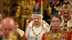 Kráľovná Alžbeta II. zo svojeho trónu otvorila zasadanie parlamentu