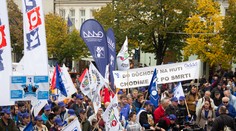 Českí odborári na demonštrácii vyzvali vládu na reguláciu cien a zvýšenie minimálnej mzdy