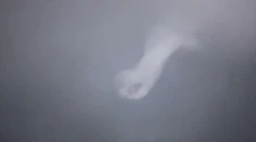 Z mraku sa vynorila Božia ruka