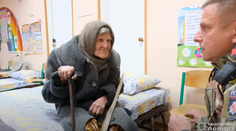 Takmer storočná starenka pešo utiekla pred ruským ostreľovaním. Za pomoci palíc prešla desať kilometrov