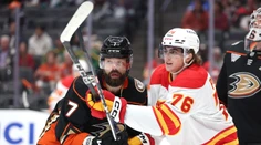 Pospíšil prispel dvoma bodmi k triumfu Calgary, debut Honzeka