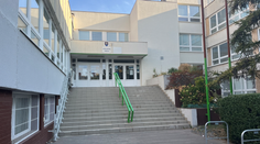 Poplach na školách sa opakuje. Aj v stredu na niektoré nahlásili bomby