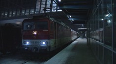 Počasie paralyzovalo železničnú dopravu. Cestujúci uviazli vo vlakoch a na staniciach dlhé hodiny