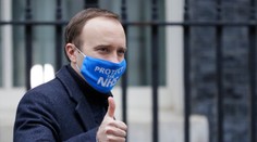 Britániu čaká veľká vakcínová operácia. Minister zdravotníctva sa nechá očkovať v priamom prenose