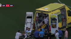 Skolaboval, ale chcel pokračovať v zápase. Srbský futbalista skončil v nemocnici