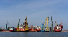 Pri rafinérii vraj hľadali jantár. Poľská polícia čelí kritike za prepustenie "tajomných potápačov"