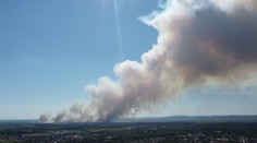 FOTO a VIDEO: V okolí bratislavského letiska vypukol veľký požiar, hlavné mesto zahalil dym