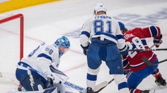 Černák sa postavil proti Slafkovskému, Halák pomohol Rangers natiahnuť sériu