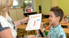 Žiaci dnes dostanú vysvedčenie. Niektorí si na nich nenájdu klasické známky