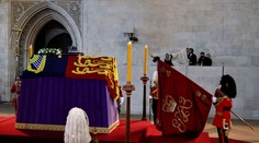 Posledná cesta po Británii sa skončila. Rakva s pozostatkami kráľovnej Alžbety II. dorazila do parlamentu