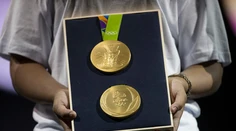 Toto je zlatá olympijská medaila. Privezie ju niekto aj na Slovensko?