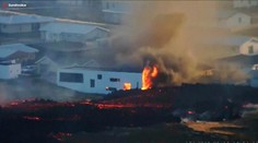 Láva pri Grindavíku vyteká z nových trhlín a požiera domy