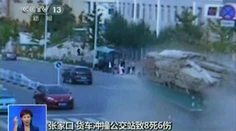 Hrozné video: Nákladné auto narazilo do zastávky autobusu. Osem mŕtvych