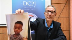 Únos dvojročného chlapca má šťastný koniec. Políciu zalarmoval nočný strážnik