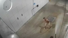 VIDEO: Odvážlivec je hviezdou internetu. Nahý sa kúpal v autoumyvárni