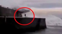 Muža strhla obrovská vlna. Jeho smrť zachytili na kameru