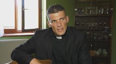 Slovenský farár, ktorý sa nechal potetovať, napísal knihu proti celibátu