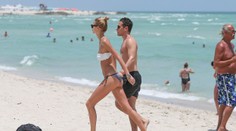 Naša najúspešnejšia modelka na pláži s priateľom. Toto je naozaj krásny párik