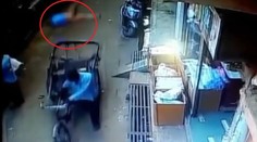 Chlapec sa druhýkrát narodil. Po páde z balkóna zázračne pristál v rikši