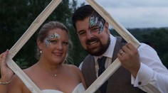 Muž povedal manželke, že má pre ňu prekvapenie. Keď zavrela oči, zaútočil na ňu s nožom