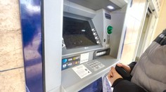 Peniaze ostali v bankomate, no z účtu odišli. Stanislav musí mesiac čakať, kým mu ich banka vráti