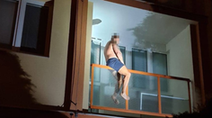 NAKA vykonala veľký záťah na dílerov drog v Bratislave. Jeden sa pokúsil utiecť cez balkón